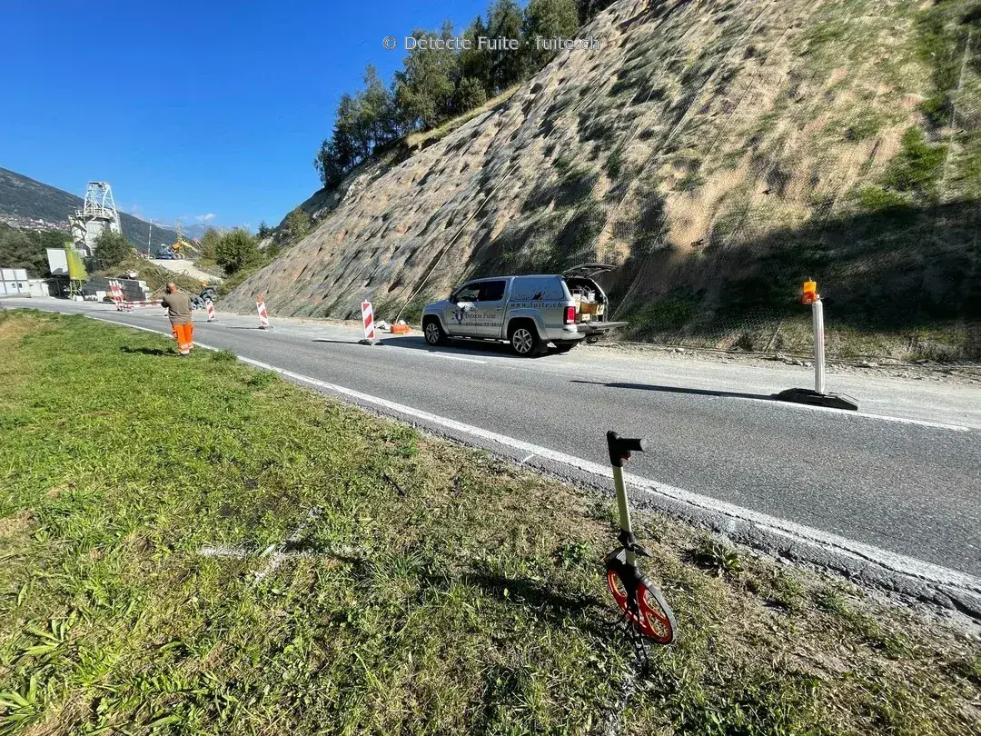 Matériel de localisation installé au bord d’une route